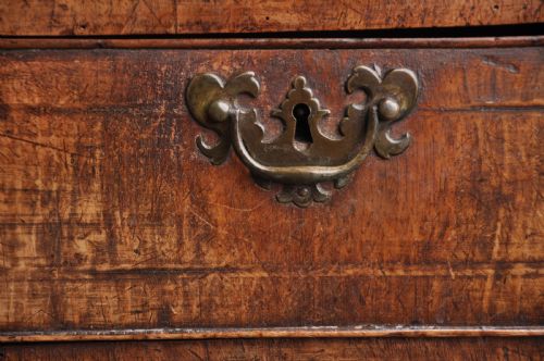 FINE EARLY 18TH CENTURY WALNUT CHEST OF DRAWERS OF SMALL PROPORTIONS - ADDITIONAL PHOTO 4