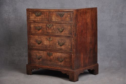 FINE EARLY 18TH CENTURY WALNUT CHEST OF DRAWERS OF SMALL PROPORTIONS - ADDITIONAL PHOTO 11