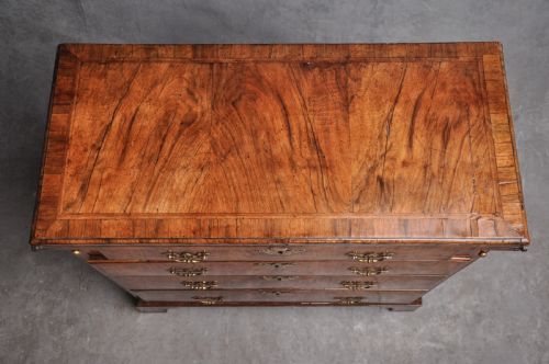 FINE EARLY 18TH CENTURY WALNUT BACHELORS CHEST - ADDITIONAL PHOTO 1