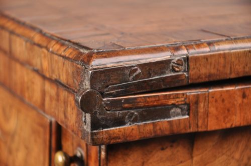 FINE EARLY 18TH CENTURY WALNUT BACHELORS CHEST - ADDITIONAL PHOTO 4