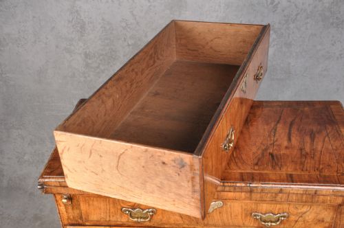 FINE EARLY 18TH CENTURY WALNUT BACHELORS CHEST - ADDITIONAL PHOTO 6