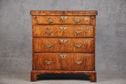 FINE EARLY 18TH CENTURY WALNUT BACHELORS CHEST - ADDITIONAL PHOTO 10