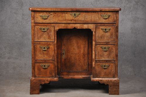george i walnut kneehole desk - CATEGORY: ANTIQUE DESKS - DATED 18TH CENTURY