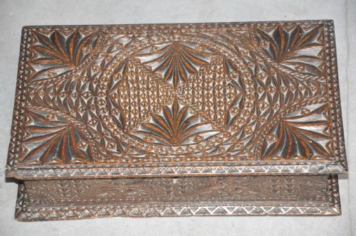 17TH CENTURY OAK CHIP CARVED BOX - ADDITIONAL PHOTO 1