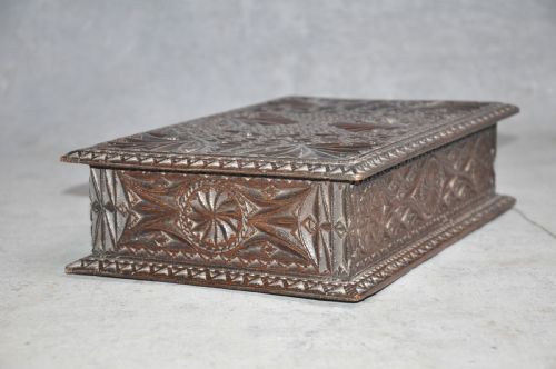 17TH CENTURY OAK CHIP CARVED BOX - ADDITIONAL PHOTO 2
