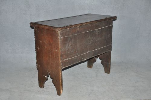 SMALL 17TH CENTURY PLANK COFFER - ADDITIONAL PHOTO 4