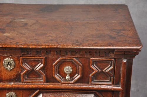 17TH CENTURY GEOMETRIC CHEST OF DRAWERS - ADDITIONAL PHOTO 1
