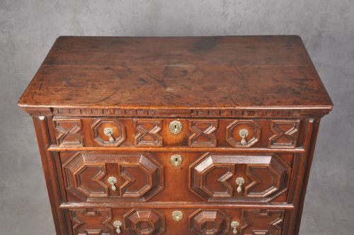 17TH CENTURY GEOMETRIC CHEST OF DRAWERS - ADDITIONAL PHOTO 2