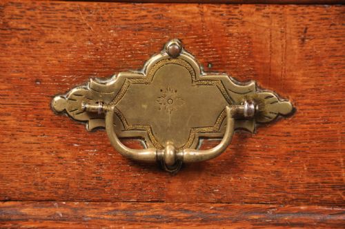 18TH CENTURY QUEEN ANNE OAK BUREAU - ADDITIONAL PHOTO 2