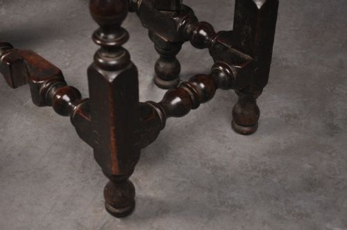 RARE SMALL 17TH CENTURY WALNUT GATELEG TABLE - ADDITIONAL PHOTO 5