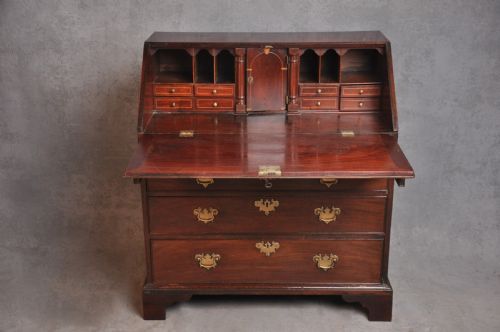 FINE 18TH CENTURY MAHOGANY BUREAU - ADDITIONAL PHOTO 2