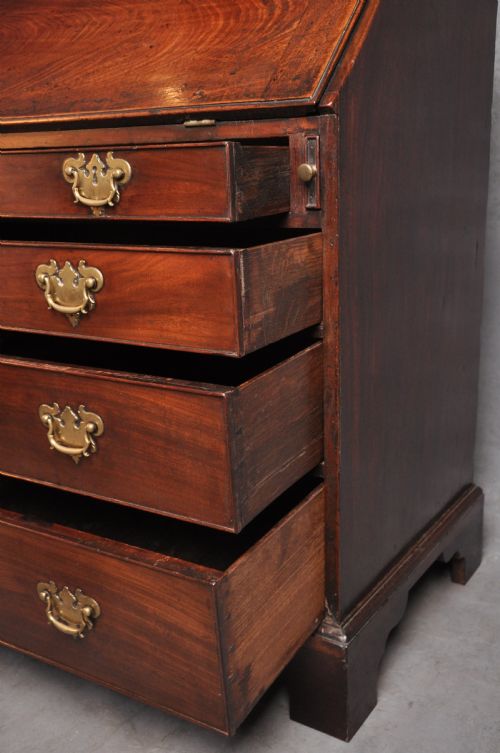 FINE 18TH CENTURY MAHOGANY BUREAU - ADDITIONAL PHOTO 10