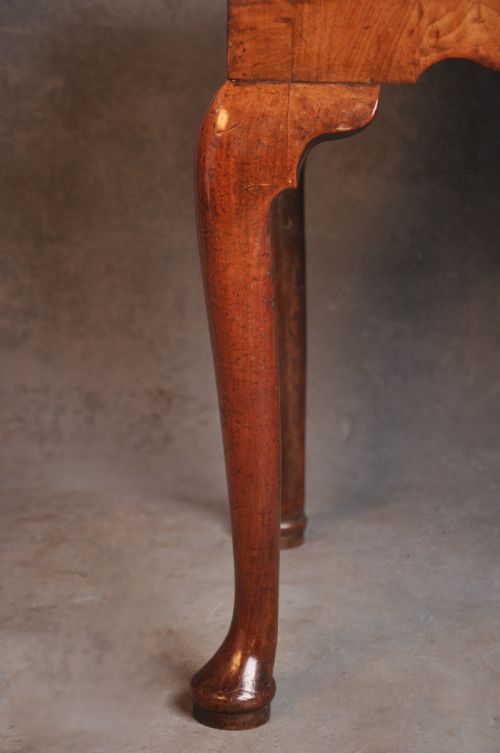 FINE EARLY 18TH CENTURY WALNUT LOWBOY - ADDITIONAL PHOTO 3