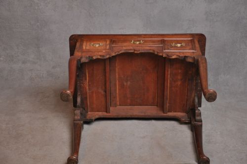 FINE EARLY 18TH CENTURY WALNUT LOWBOY - ADDITIONAL PHOTO 13