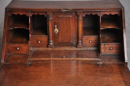 SMALL EARLY 18TH CENTURY OAK BUREAU - ADDITIONAL PHOTO 2