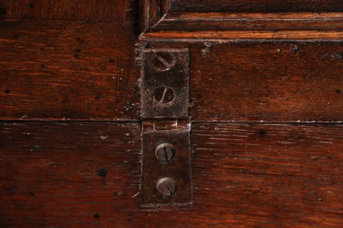 SMALL EARLY 18TH CENTURY OAK BUREAU - ADDITIONAL PHOTO 6