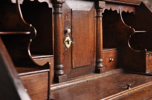 SMALL EARLY 18TH CENTURY OAK BUREAU - ADDITIONAL PHOTO 7