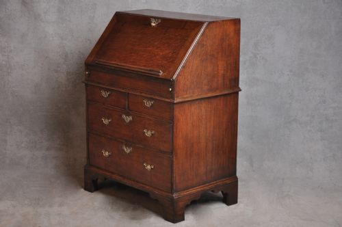SMALL EARLY 18TH CENTURY OAK BUREAU - ADDITIONAL PHOTO 9