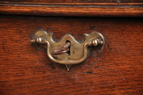 SMALL EARLY 18TH CENTURY OAK BUREAU - ADDITIONAL PHOTO 11