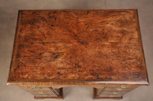 EARLY 18TH CENTURY WALNUT KNEEHOLE DESK - ADDITIONAL PHOTO 1