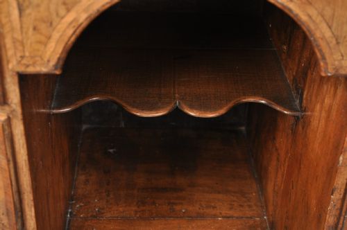 EARLY 18TH CENTURY WALNUT KNEEHOLE DESK - ADDITIONAL PHOTO 3