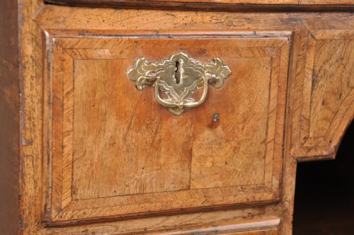 EARLY 18TH CENTURY WALNUT KNEEHOLE DESK - ADDITIONAL PHOTO 4