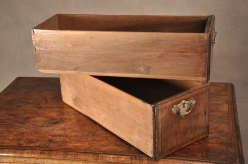 EARLY 18TH CENTURY WALNUT KNEEHOLE DESK - ADDITIONAL PHOTO 5
