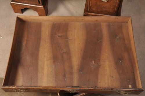 EARLY 18TH CENTURY WALNUT KNEEHOLE DESK - ADDITIONAL PHOTO 7