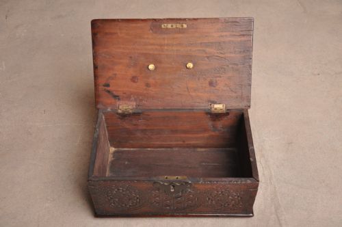 17TH CENTURY CHIP CARVED BOX - ADDITIONAL PHOTO 6