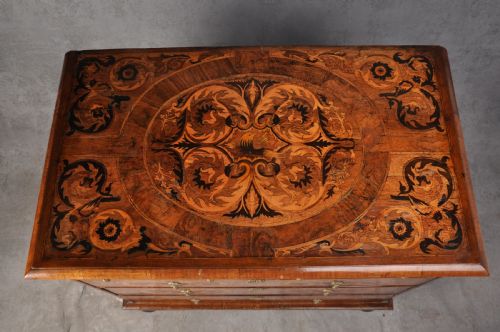 17TH CENTURY MARQUETRY CHEST OF DRAWERS - ADDITIONAL PHOTO 1