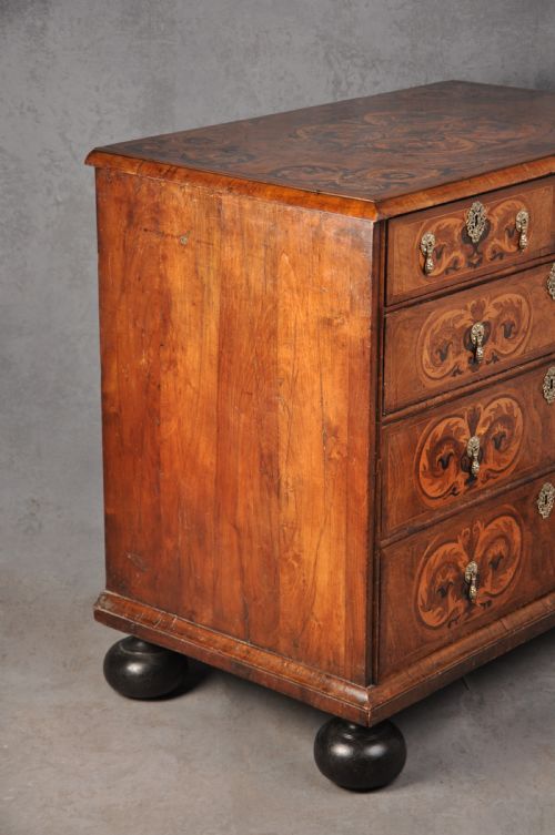 17TH CENTURY MARQUETRY CHEST OF DRAWERS - ADDITIONAL PHOTO 5