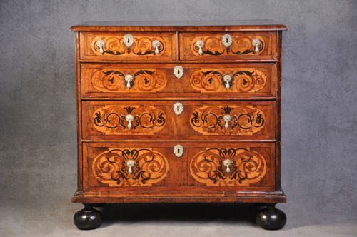 17th century english walnut and marquetry chest of drawers - CATEGORY: ANTIQUE CHEST OF DRAWERS - DATED 17TH CENTURY