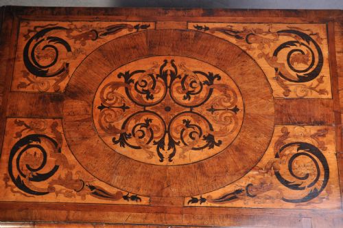 17TH CENTURY ENGLISH WALNUT AND MARQUETRY CHEST OF DRAWERS - ADDITIONAL PHOTO 1