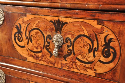 17TH CENTURY ENGLISH WALNUT AND MARQUETRY CHEST OF DRAWERS - ADDITIONAL PHOTO 2