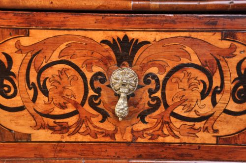 17TH CENTURY ENGLISH WALNUT AND MARQUETRY CHEST OF DRAWERS - ADDITIONAL PHOTO 4