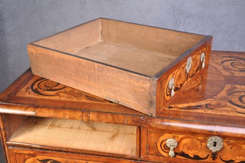17TH CENTURY ENGLISH WALNUT AND MARQUETRY CHEST OF DRAWERS - ADDITIONAL PHOTO 7