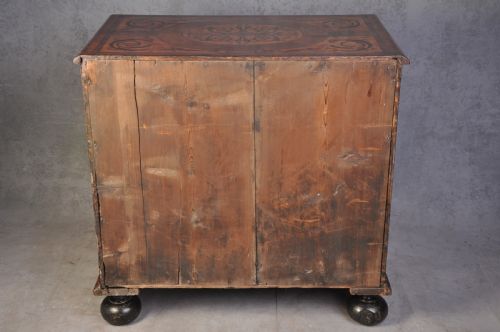 17TH CENTURY ENGLISH WALNUT AND MARQUETRY CHEST OF DRAWERS - ADDITIONAL PHOTO 8