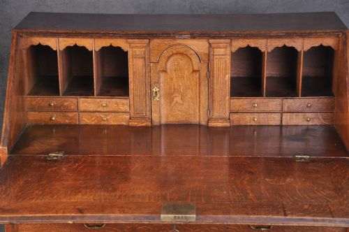 18TH CENTURY OAK BUREAU - ADDITIONAL PHOTO 2