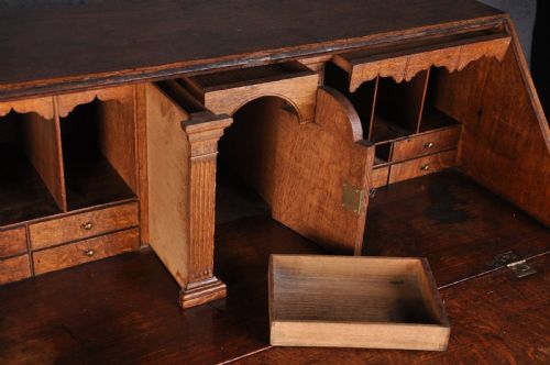 18TH CENTURY OAK BUREAU - ADDITIONAL PHOTO 4
