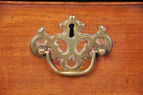 18TH CENTURY MAHOGANY KNEEHOLE DRESSING CHEST - ADDITIONAL PHOTO 1