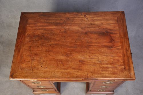 18TH CENTURY MAHOGANY KNEEHOLE DRESSING CHEST - ADDITIONAL PHOTO 2