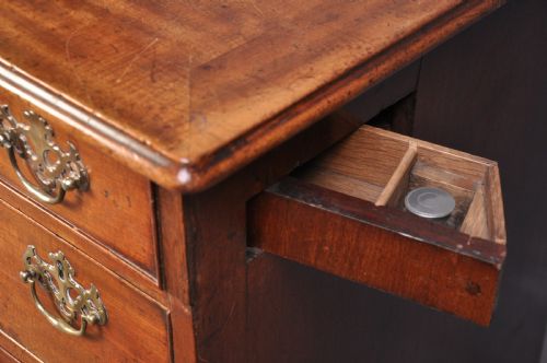 18TH CENTURY MAHOGANY KNEEHOLE DRESSING CHEST - ADDITIONAL PHOTO 3