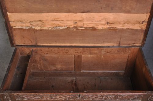 RARE 17TH CENTURY OAK COFFER - ADDITIONAL PHOTO 4