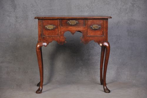 rare early 18th century red walnut lowboy - CATEGORY: ANTIQUE CHEST OF DRAWERS - DATED 18TH CENTURY