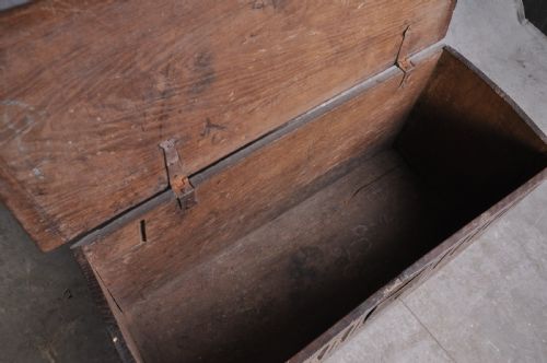 17TH CENTURY OAK PLANK COFFER - ADDITIONAL PHOTO 3