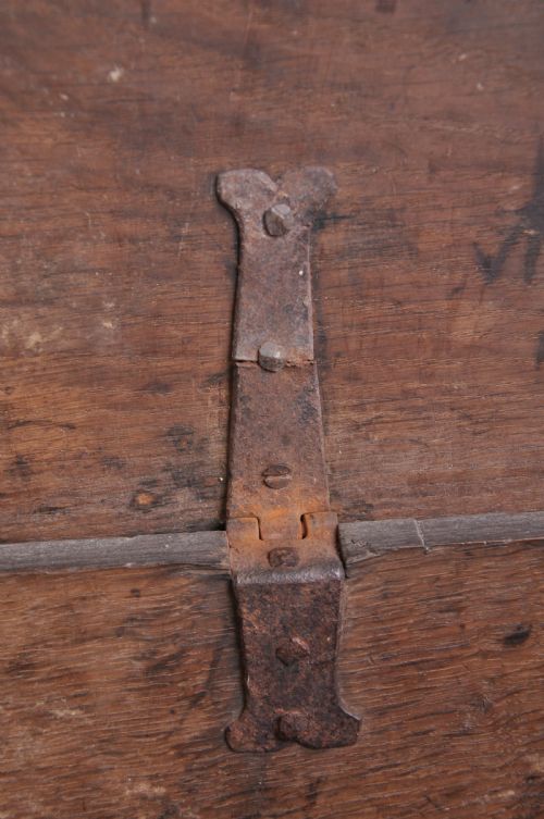 17TH CENTURY OAK PLANK COFFER - ADDITIONAL PHOTO 4