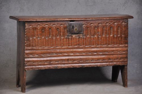 small 17th century oak plank coffer - CATEGORY: ANTIQUE CHESTS - DATED 17TH CENTURY