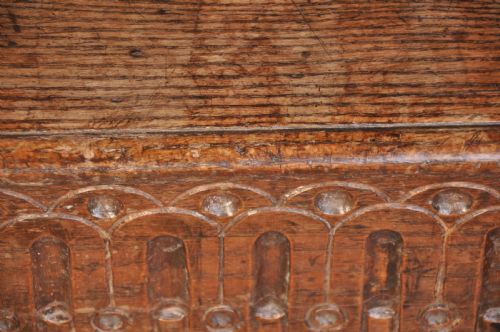 SMALL 17TH CENTURY OAK PLANK COFFER - ADDITIONAL PHOTO 1