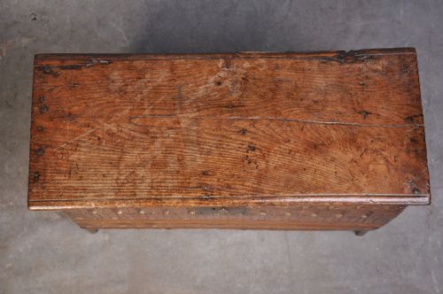 SMALL 17TH CENTURY OAK PLANK COFFER - ADDITIONAL PHOTO 2