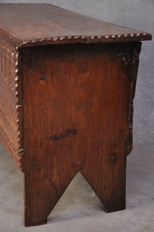 SMALL 17TH CENTURY OAK PLANK COFFER - ADDITIONAL PHOTO 4